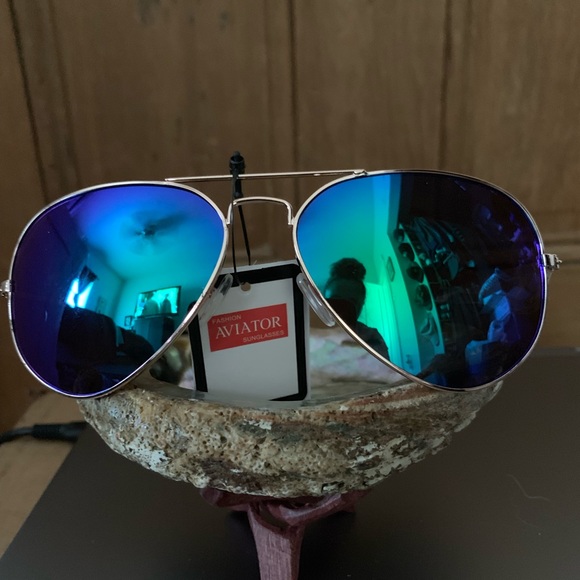 Green Mirror Lensed Aviator Sunglasses - Picture 3 of 8